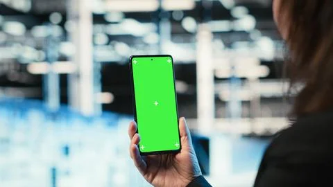 Chroma key smartphone used by data center admin to troubleshoot rigs issues 스톡 사진
