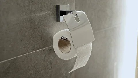 Chrome bathroom fitting with roll of white absorbent toilet paper mounted to a Vídeo Stock 109208658