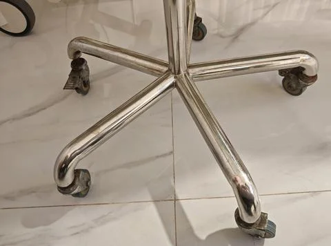 Chrome caster base with five wheeled support arms Foto stock