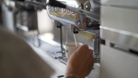 Chrome Coffee Machine making Cappucino Vídeos de archivo 117845837