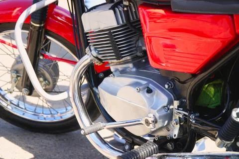 Chrome engine block at the old classic motorcycle Foto stock
