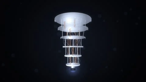 Chrome quantum computer chandelier with copper coils and a glowing qubit ch.. Vidéo 346960234
