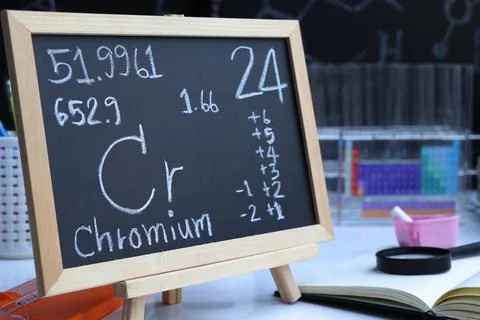 Chromium and symbol structural formula chemical on the blackboard Stockfoto's