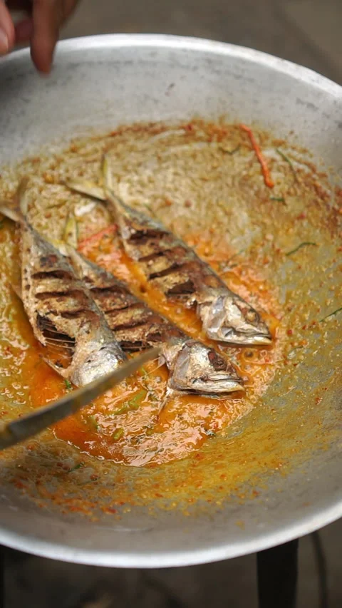 Chu Chee Pla Too Thod, Thai fried mackerel in red curry sauce. Stock-Footage 337463690