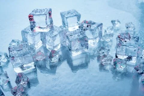 Chunks of ice for drinks on a blue background close-up. Foto stock
