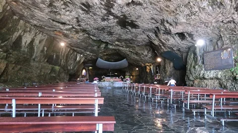 A church into a cave Vidéo 243381086