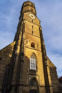 Church Clock Tower Gothic Stone Facade and Arched Window Foto stock