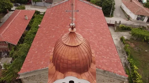 Church cross tower with town background reveal shot Vídeo Stock 240902811