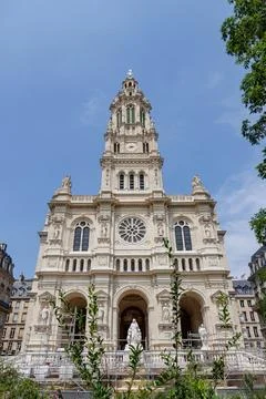 Church of the Holy Trinity Facade and Bell Tower Under Blue Paris Sky Foto stock