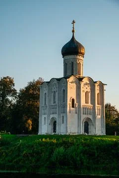 The Church of the Intercession of the Holy Virgin on the Nerl River at dawn Fotos Stock