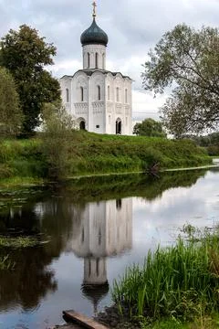 The Church of the Intercession on the Nerl and its reflection in the water Foto stock