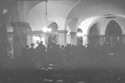 A Church Service Held In The Crypt Of St Paul's Cathedral During The Blitz. 1941 Fotos de archivo