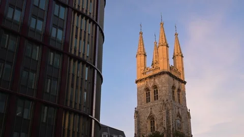 Church of St Sepulchre-without-Newgate Spire Beside Glass Office Block at Dusk Видео 345010575