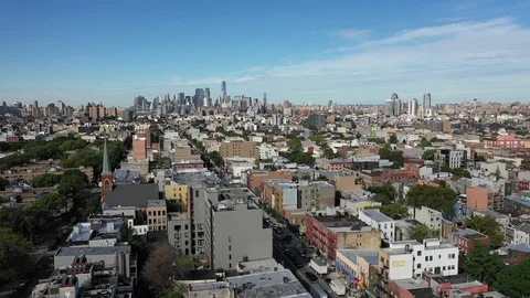 Church steeple above Brooklyn rooftops with Manhattan skyline Stock-Footage 95698860