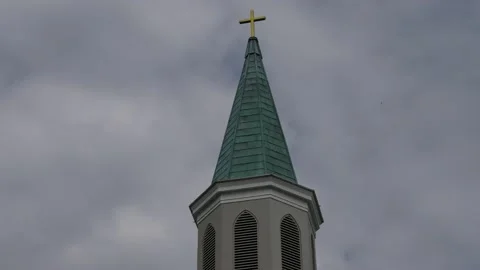 Church steeple with timelapse clouds Video stock 239384305