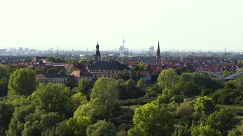 Church surrounded by nature pull up drone shot Vidéo 161409558