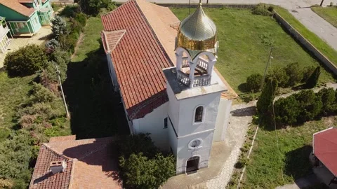 Church tilt down and fly up reveal Vídeo Stock 240903553