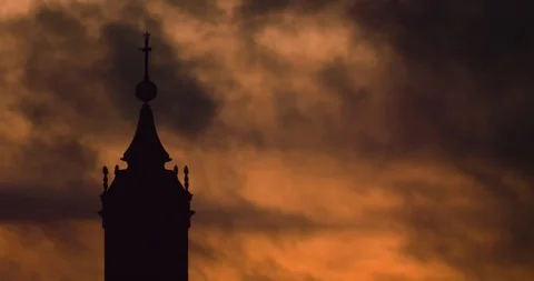 The church tower and clouds Vídeo Stock 111473555