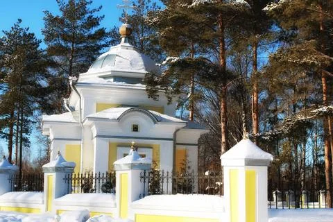 Church in the winter forest various objects of the winter season in the be... Foto stock