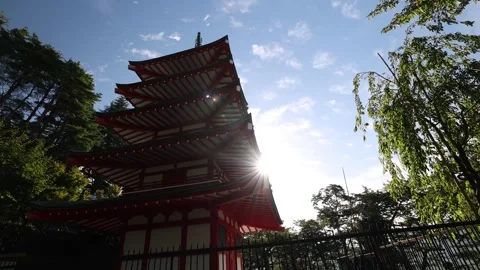 Chureito Pagoda Low Angle View Lens Flare Stockbeeldmateriaal 328130048