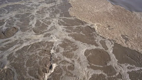 Churning Foam and Activated Sludge in Wastewater Treatment Tank Vídeos de archivo 334878005