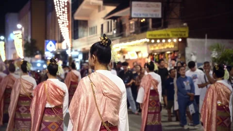 Chut Thai performer turning to camera at Loy Krathong parade, Chiang Mai night Stock Footage 336805023