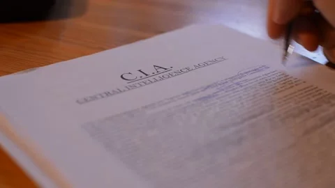 Cia agent study a top secret military document for security. 库存影片 218466840