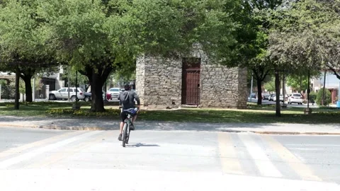 Ciclista cruzando la calle 動画素材 159727117