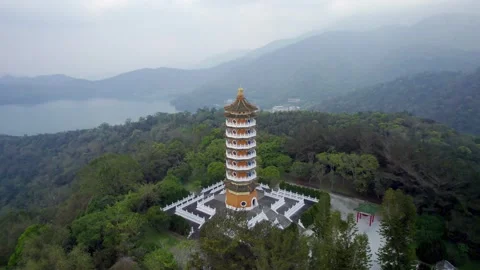 Ci’en Pagoda Framed by Mountains at Sun Moon Lake, Taiwan Vídeos de archivo 346155361