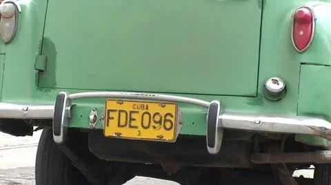 Cienfuegos, Oldtimer starts engine en drives away, zoom-out Stock Footage