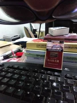 Cigar &amp; Keyboard 库存照片