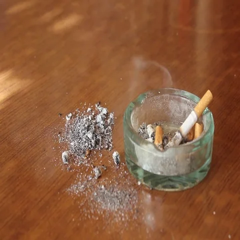 A cigarette in an ashtray Stock-Footage 69457135
