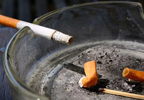 Cigarette in an ashtray 库存照片