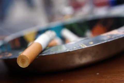 Cigarette in the ashtray Stock-Fotos