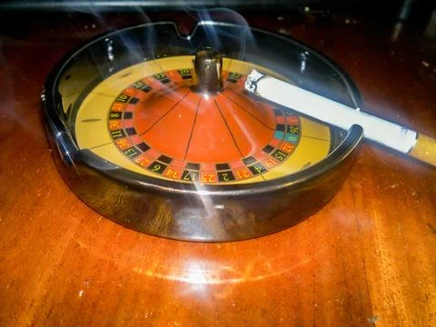 Cigarette in the Ashtray on the Table Foto stock