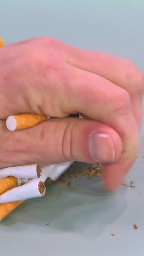 Cigarette break in her hand close-up 스톡 동영상 249310847