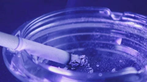 Cigarette burning in ash tray 1 Stockbeeldmateriaal 79022111