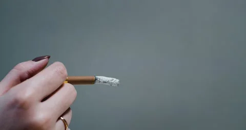 Cigarette burns in hand, time lapse Stock Footage 142734688
