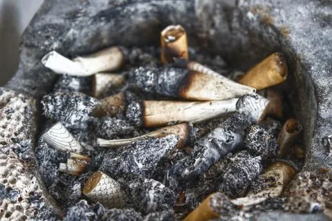 Cigarette butts in a clay ashtray Stockfoto's