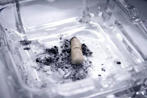 Cigarette consumed in an ashtray with ashes Foto stock