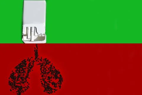 Cigarette, effect on lungs. Going from a green background to a red DANGER. Foto stock