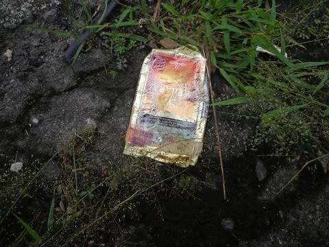 Cigarette packets on the roadside Foto stock