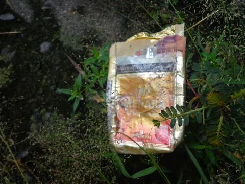 Cigarette packets on the roadside Stockfoto's