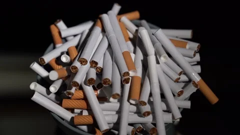 Cigarettes in bulk in a plate on a rotating table Video stock 256014966