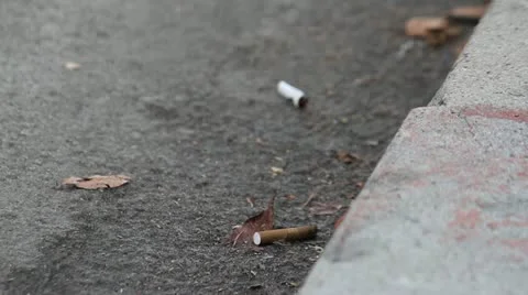 Cigarettes in gutter 스톡 동영상 18195803