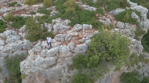 Cilff rise man Video stock 67900474