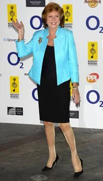  Cilla Black at the O2 Silver Clef Awards 2010 at the London Hilton in Par... Foto stock