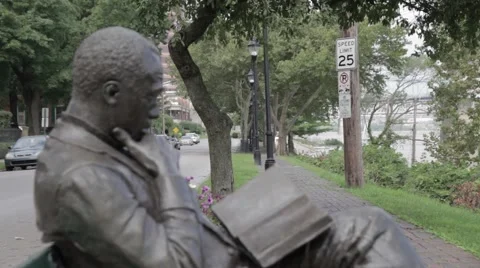 CINCINNATI,  3 HISTORICAL BRONZE LIFELIKE STATUES IN COVINGTON, KENTUCKY Stock Footage 59184036