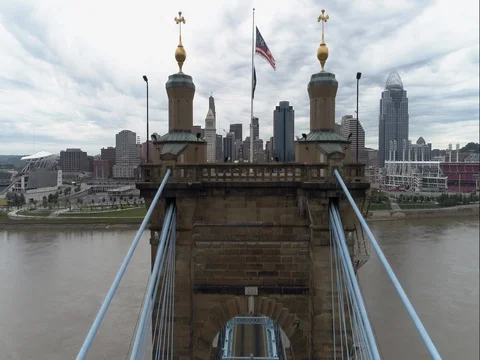 Cincinnati and the Roebling Bridge Vidéo 82138360