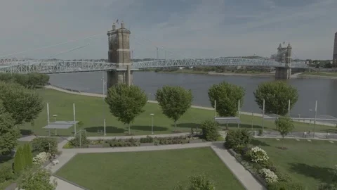 Cincinnati Drone Riverside Walk Shot Midday 4k Raw Log 스톡 동영상 254596547